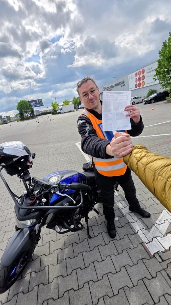 Kursant po zdanym egzaminie — gratulacje
