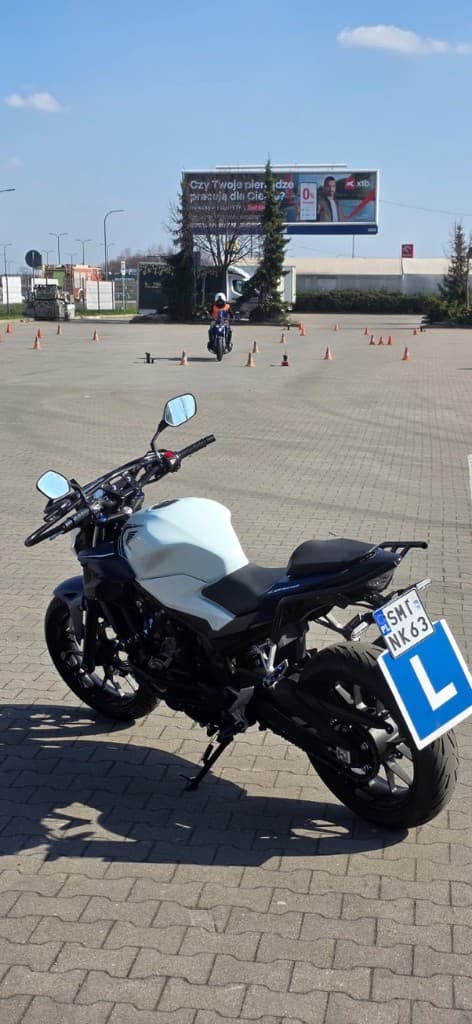 Motocykl szkoleniowy Honda na placu
