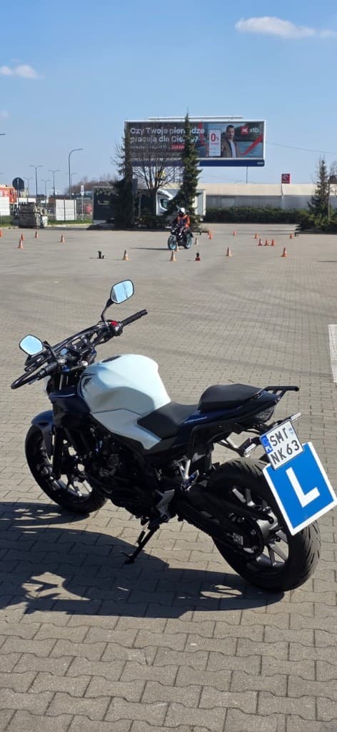 Plac manewrowy — motocykl Honda szkoleniowy