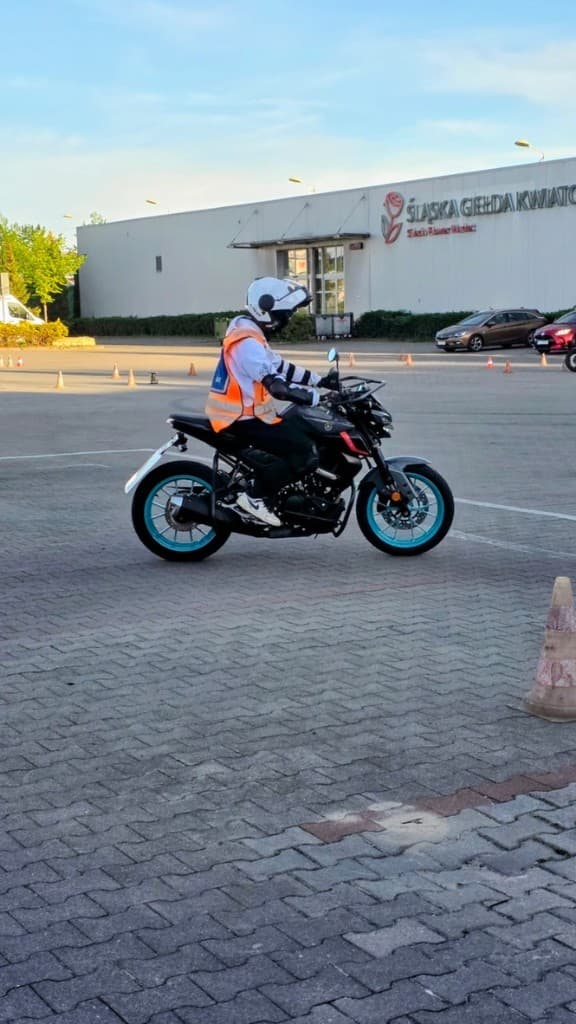 Nauka jazdy motocyklem — ćwiczenia na placu