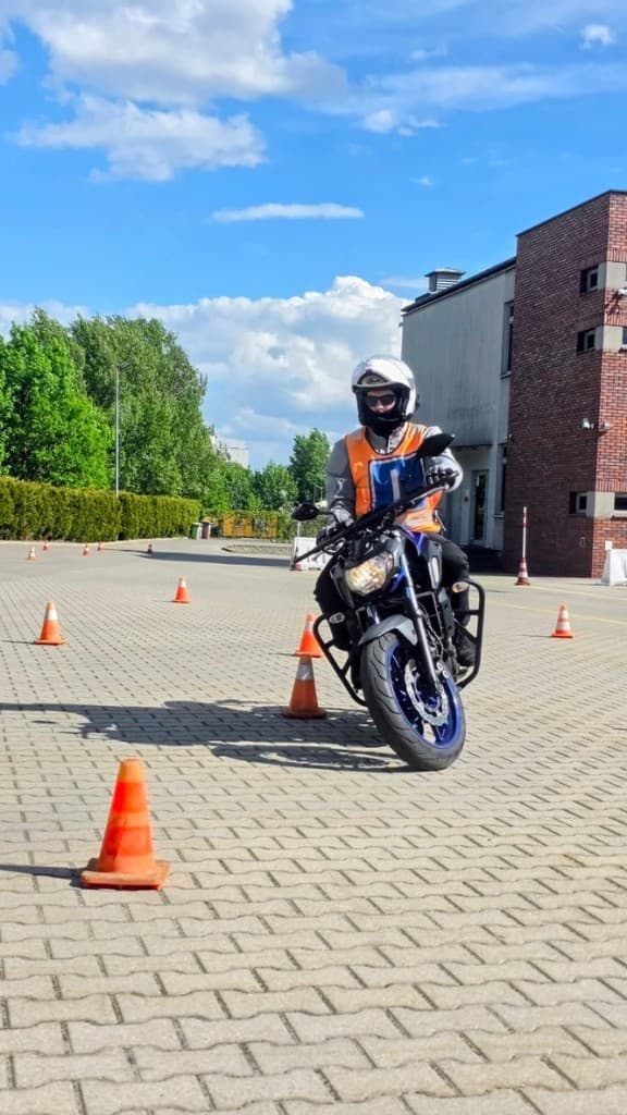 Kursant motocyklowy — slalom między pachołkami