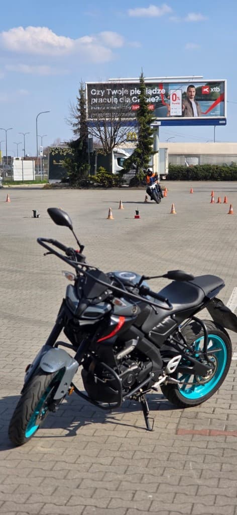 Motocykl Yamaha na placu szkoleniowym