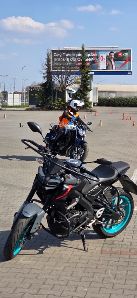 Motocykl Yamaha MT na placu manewrowym